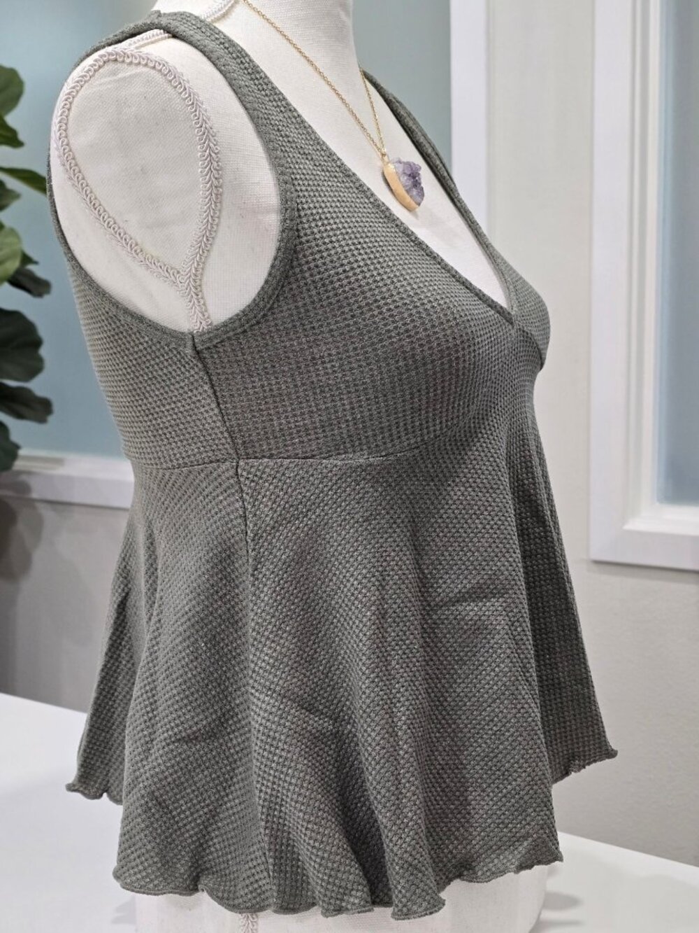 SHEIN ✦ Peplum Top ✦ Green Textured Sleeveless V‑Neck Flared Hem Stretch Knit XS - Picture 5 of 8